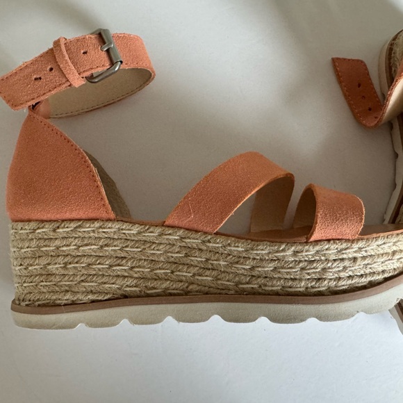 Dolce Vita Platform Wedges, 6, Peach colored Suede, Buckle Strap, NWOT - Picture 4 of 7